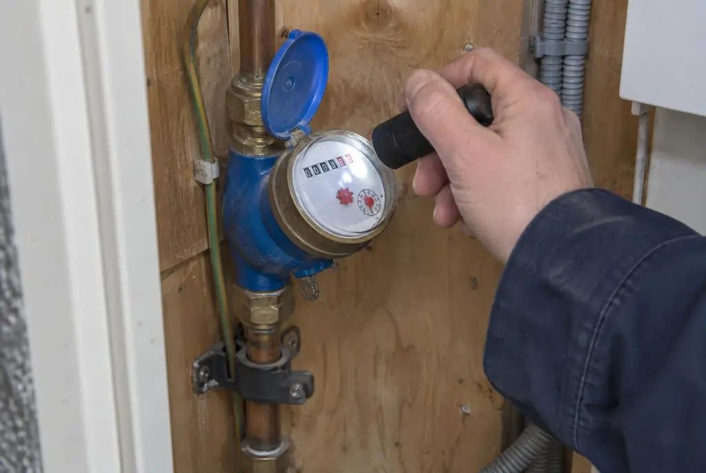 Lekdetectie Uithoorn – watermeter in de meterkast controleren met een zaklamp